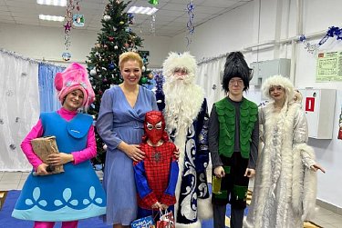 Депутаты помогают создавать новогоднюю сказку